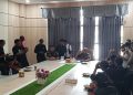 Kepala Kejaksaan Negeri Luwu Timur, Berthy Oktavianes, menerima pengunjuk rasa Aliansi MUAK di ruang rapat Kejari Lutim, Senin (07/09/2026).