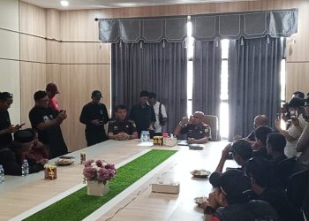 Kepala Kejaksaan Negeri Luwu Timur, Berthy Oktavianes, menerima pengunjuk rasa Aliansi MUAK di ruang rapat Kejari Lutim, Senin (07/09/2026).
