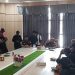 Kepala Kejaksaan Negeri Luwu Timur, Berthy Oktavianes, menerima pengunjuk rasa Aliansi MUAK di ruang rapat Kejari Lutim, Senin (07/09/2026).