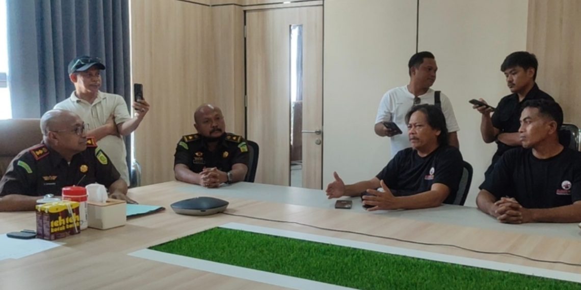 Kajari Luwu Timur, Berthy Oktavianes Zakarias Huliselan, berdialog dengan pengunjuk rasa yang tergabung dalam Aliansi Masyarakat Luwu Timur Anti Korupsi di ruang rapat Kejari Lutim, Senin 7 September 2026.