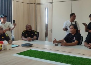 Kajari Luwu Timur, Berthy Oktavianes Zakarias Huliselan, berdialog dengan pengunjuk rasa yang tergabung dalam Aliansi Masyarakat Luwu Timur Anti Korupsi di ruang rapat Kejari Lutim, Senin 7 September 2026.