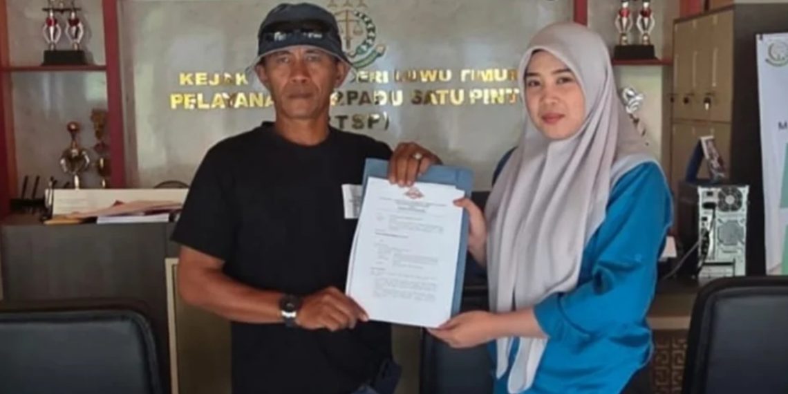Koordinator Investigasi LSM Progres, Ahmad melaporkan mantan Bupati Luwu Timur, Budiman ke Kejari Luwu Timur terkait kasus Islamic Center, Rabu (16/09/2026). Foto: IST