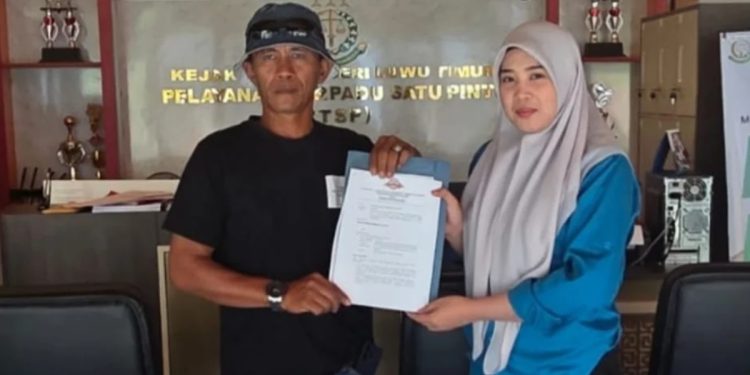 Koordinator Investigasi LSM Progres, Ahmad melaporkan mantan Bupati Luwu Timur, Budiman ke Kejari Luwu Timur terkait kasus Islamic Center, Rabu (16/09/2026). Foto: IST