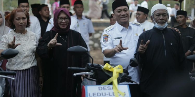 Dukung Operasional Petugas Keagamaan, Bupati Irwan Serahkan 3 Unit Sepeda Motor