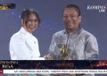 Wamen Pariwisata RI, Ni Luh Puspa memberikan piala apresiasi daerah peduli inovasi ekonomi kreatif kepada Bupati Luwu Timur, Irwan Bachri Syam, pada HUT ke-15 Kompas TV di Jakarta, Rabu (09/09/2026). Foto: Tangkapan layar Youtube Kompas TV