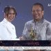 Wamen Pariwisata RI, Ni Luh Puspa memberikan piala apresiasi daerah peduli inovasi ekonomi kreatif kepada Bupati Luwu Timur, Irwan Bachri Syam, pada HUT ke-15 Kompas TV di Jakarta, Rabu (09/09/2026). Foto: Tangkapan layar Youtube Kompas TV