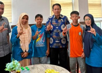 Sekda Ramadhan Beri Motivasi Dua Pelajar Lutim yang Ikut O2SN Nasional
