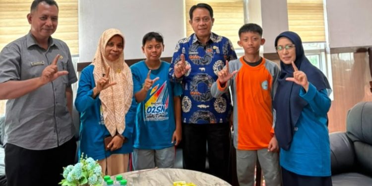 Sekda Ramadhan Beri Motivasi Dua Pelajar Lutim yang Ikut O2SN Nasional