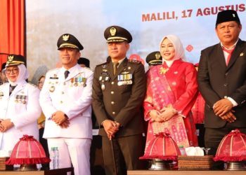 Bupati Irwan dan Wabup Puspawati Hadiri Penurunan Sang Saka Merah Putih
