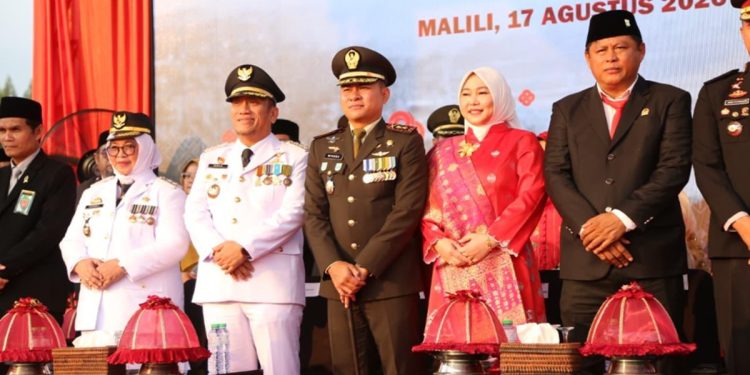 Bupati Irwan dan Wabup Puspawati Hadiri Penurunan Sang Saka Merah Putih