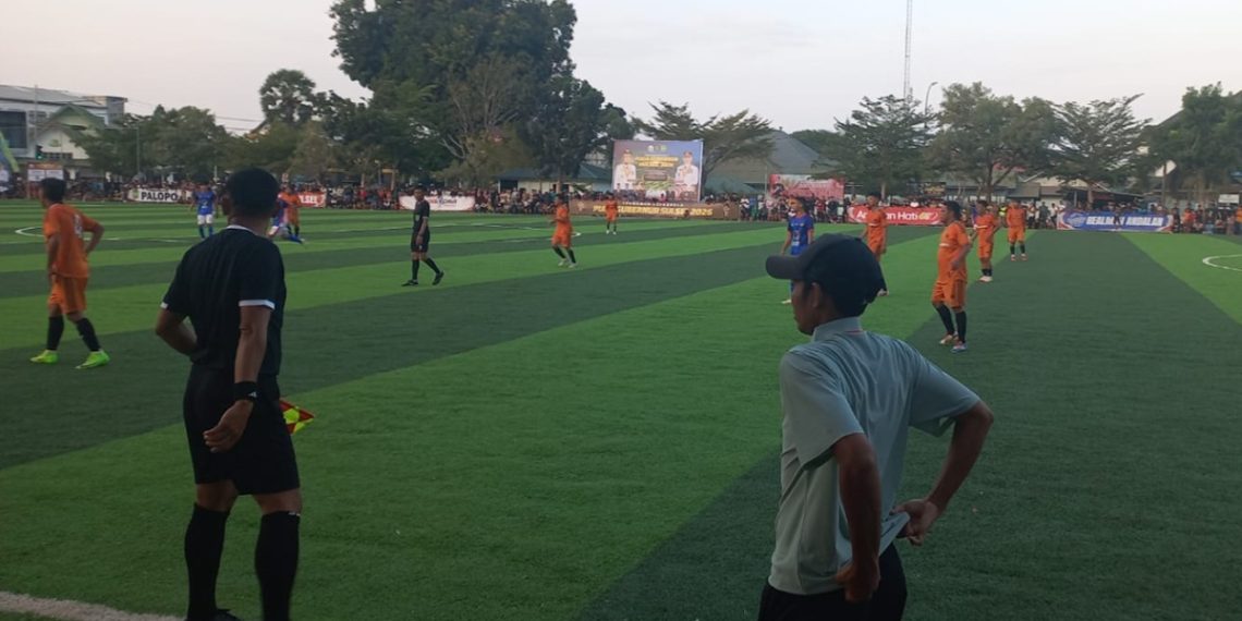 Pelatih Opik Baso serius mengamati penampilan anak asuhnya pada matchday Piala Gubernur Sulsel 2026, Tana Toraja vs Luwu Timur di lapangan Gaspa Palopo, Rabu (02/09/2026). Foto: Jaeja.id