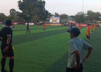 Pelatih Opik Baso serius mengamati penampilan anak asuhnya pada matchday Piala Gubernur Sulsel 2026, Tana Toraja vs Luwu Timur di lapangan Gaspa Palopo, Rabu (02/09/2026). Foto: Jaeja.id