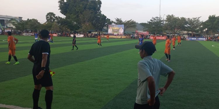 Pelatih Opik Baso serius mengamati penampilan anak asuhnya pada matchday Piala Gubernur Sulsel 2026, Tana Toraja vs Luwu Timur di lapangan Gaspa Palopo, Rabu (02/09/2026). Foto: Jaeja.id
