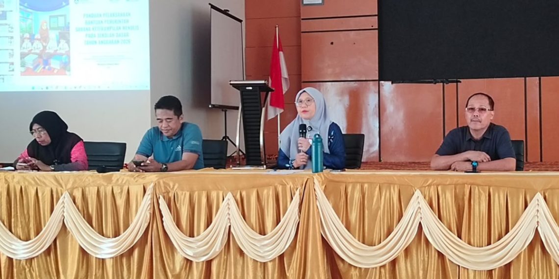 Kepala Dinas Pendidikan dan Kebudayaan Luwu Timur, Raoda K, memimpin rapat kepsek se-Luwu Timur di Aula Disdikbud Lutim, Jumat (11/09/2026). Foto: IST