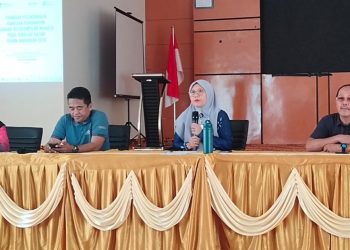 Kepala Dinas Pendidikan dan Kebudayaan Luwu Timur, Raoda K, memimpin rapat kepsek se-Luwu Timur di Aula Disdikbud Lutim, Jumat (11/09/2026). Foto: IST