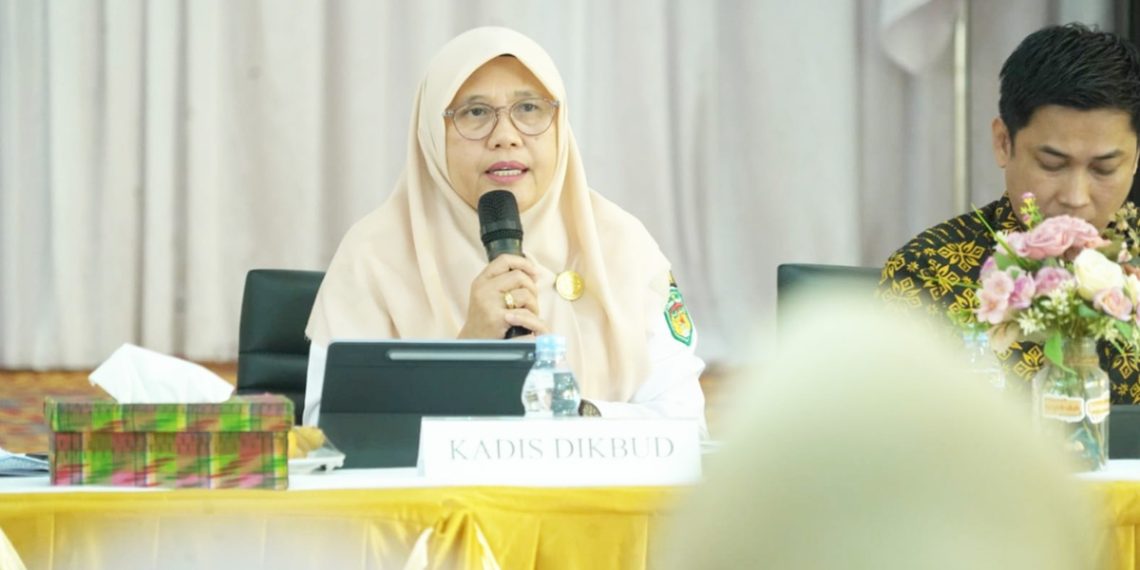 Kepala Dinas Pendidikan dan Kebudayaan Luwu Timur, Raoda K, berbicara pada rakor kepsek se-Luwu Timur, di Aula Dikbud Lutim, Rabu (02/09/2026). Foto: Warta Lutim