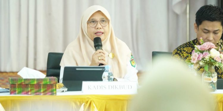 Kepala Dinas Pendidikan dan Kebudayaan Luwu Timur, Raoda K, berbicara pada rakor kepsek se-Luwu Timur, di Aula Dikbud Lutim, Rabu (02/09/2026). Foto: Warta Lutim