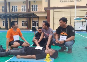 Rekonstruksi kasus pembunuhan di Sorowako diadakan di halaman Mapolres Luwu Timur, Senin (07/09/2026). Foto: Jaeja.id