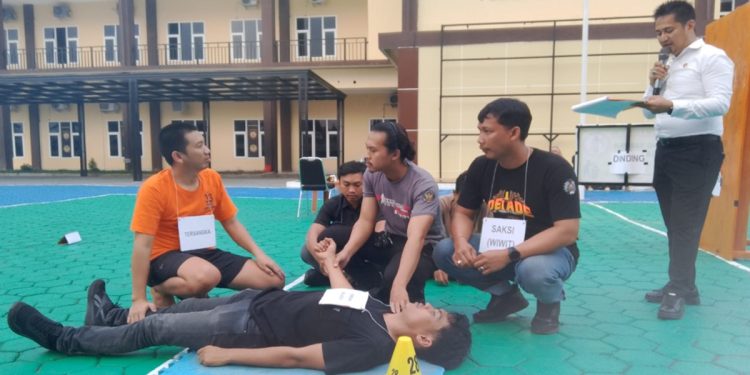 Rekonstruksi kasus pembunuhan di Sorowako diadakan di halaman Mapolres Luwu Timur, Senin (07/09/2026). Foto: Jaeja.id
