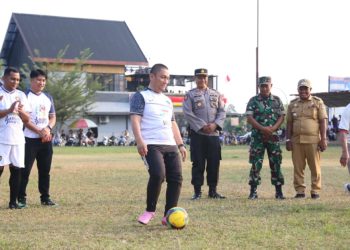 Buka Turnamen Sepakbola Wotu, Bupati Irwan Sumbang Hadiah Tambahan untuk Para Juara