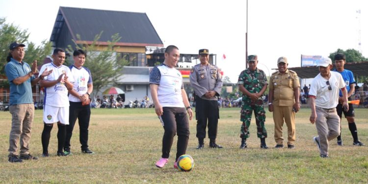 Buka Turnamen Sepakbola Wotu, Bupati Irwan Sumbang Hadiah Tambahan untuk Para Juara