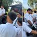 KBO Satlantas Polres Luwu Timur Ipda Andi Nasaruddin memberikan edukasi tertib berlalu lintas kepada pelajar SMA. Foto: IST