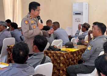 Wakapolres Luwu Timur membekali 128 Satlinmas dengan kemampuan deteksi dini dan koordinasi menghadapi gangguan Kamtibmas, di Hotel Sikumbang, Kecamatan Tomoni, Kamis (24/9/2026). FOTO: IST
