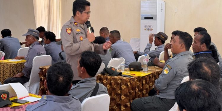 Wakapolres Luwu Timur membekali 128 Satlinmas dengan kemampuan deteksi dini dan koordinasi menghadapi gangguan Kamtibmas, di Hotel Sikumbang, Kecamatan Tomoni, Kamis (24/9/2026). FOTO: IST