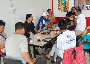 Diskusi santai JMSI Luwu Timur dengan pengurus KONI Luwu Timur bahas persiapan hadapi Porprov Sulsel 2026, di Warkop Qlan, Malili, Senin (26/10/2026).