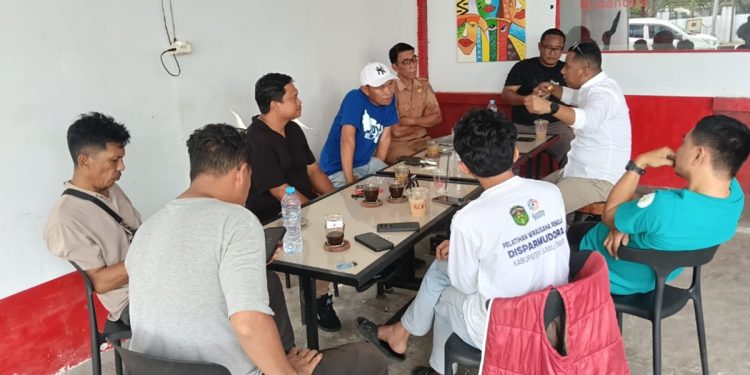 Diskusi santai JMSI Luwu Timur dengan pengurus KONI Luwu Timur bahas persiapan hadapi Porprov Sulsel 2026, di Warkop Qlan, Malili, Senin (26/10/2026).