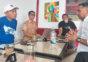 Diskusi santai JMSI Luwu Timur dengan pengurus KONI Luwu Timur bahas persiapan hadapi Porprov Sulsel 2026, di Warkop Qlan, Malili, Senin (26/10/2026).