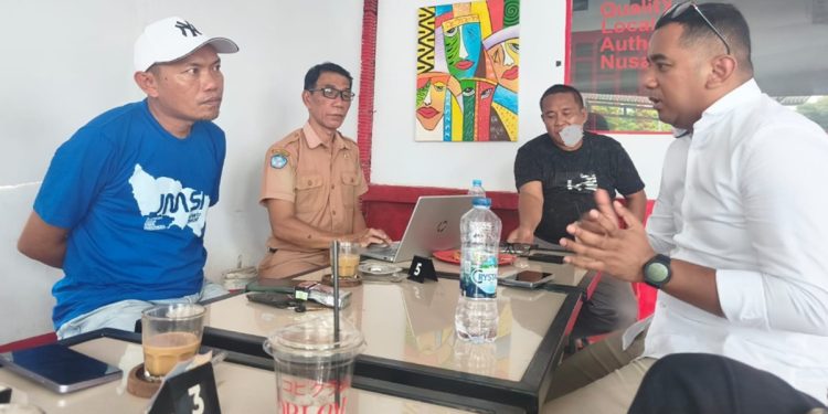 Diskusi santai JMSI Luwu Timur dengan pengurus KONI Luwu Timur bahas persiapan hadapi Porprov Sulsel 2026, di Warkop Qlan, Malili, Senin (26/10/2026).