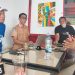 Diskusi santai JMSI Luwu Timur dengan pengurus KONI Luwu Timur bahas persiapan hadapi Porprov Sulsel 2026, di Warkop Qlan, Malili, Senin (26/10/2026).
