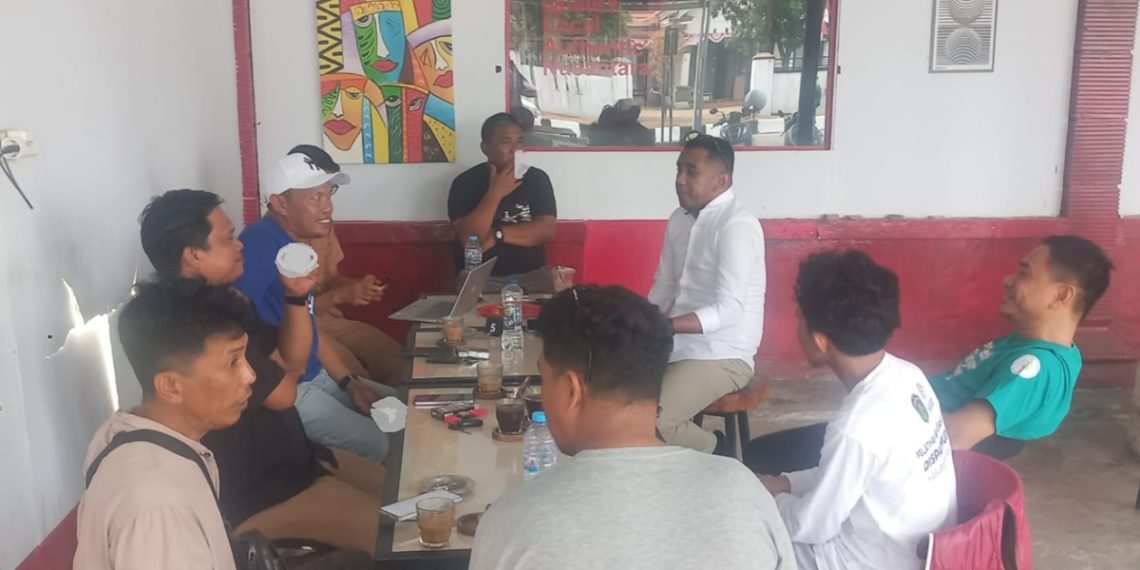 Diskusi santai JMSI Luwu Timur dengan pengurus KONI Luwu Timur bahas persiapan hadapi Porprov Sulsel 2026, di Warkop Qlan, Malili, Senin (26/10/2026).