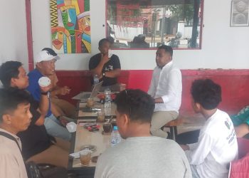 Diskusi santai JMSI Luwu Timur dengan pengurus KONI Luwu Timur bahas persiapan hadapi Porprov Sulsel 2026, di Warkop Qlan, Malili, Senin (26/10/2026).