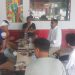 Diskusi santai JMSI Luwu Timur dengan pengurus KONI Luwu Timur bahas persiapan hadapi Porprov Sulsel 2026, di Warkop Qlan, Malili, Senin (26/10/2026).