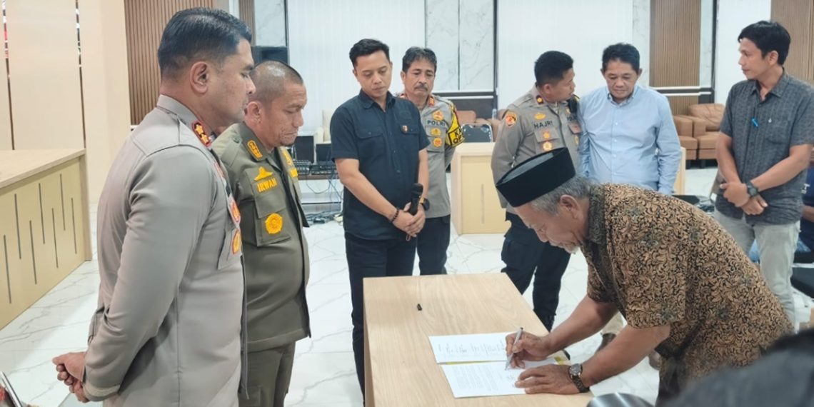 Penandatanganan komitmen perdamaian dua kelompok pemuda Wotu di Aula Mapolres Luwu Timur, Kamis (29/10/2026). Foto: Jaeja.id
