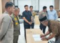 Penandatanganan komitmen perdamaian dua kelompok pemuda Wotu di Aula Mapolres Luwu Timur, Kamis (29/10/2026). Foto: Jaeja.id