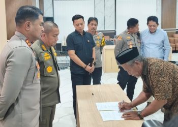 Penandatanganan komitmen perdamaian dua kelompok pemuda Wotu di Aula Mapolres Luwu Timur, Kamis (29/10/2026). Foto: Jaeja.id