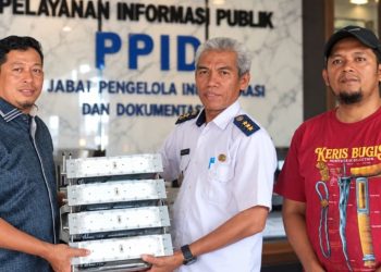 Tindak Lanjut Reses, Rusdi Layong Serahkan 4 Lampu Sorot untuk Lapangan Balantang
