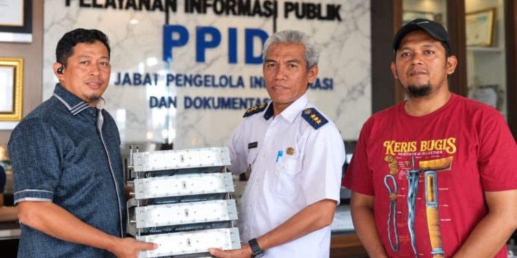 Tindak Lanjut Reses, Rusdi Layong Serahkan 4 Lampu Sorot untuk Lapangan Balantang