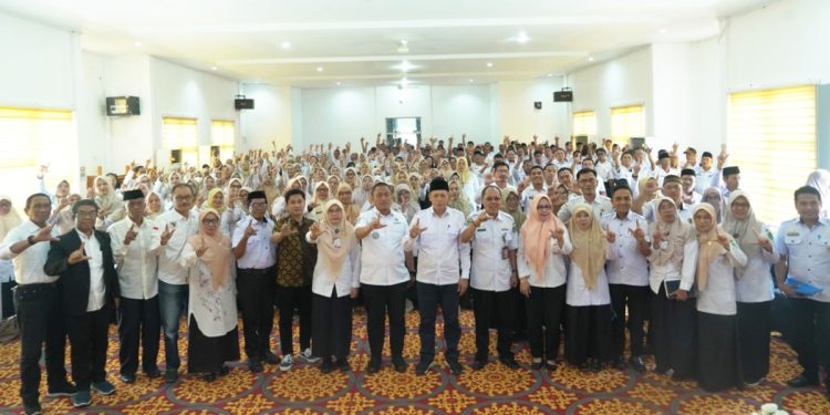 Tak Ingin Ada Lagi Siswa Belajar di Lantai, Bupati Irwan Percepat Pendataan Kerusakan Sekolah