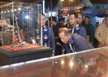 Menteri Koperasi RI, Ferry Juliantono didampingi Bupati Luwu Timur Irwan Bachri Syam dan Gubernur Sulsel Andi Sudirman Sulaiman melihat salah satu stand Expo K-UMKM di Lapangan Iniaku, Sorowako, Sabtu (10/10/2026).