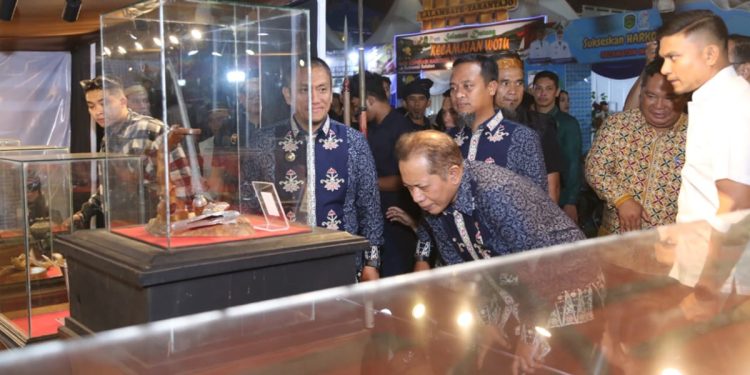 Menteri Koperasi RI, Ferry Juliantono didampingi Bupati Luwu Timur Irwan Bachri Syam dan Gubernur Sulsel Andi Sudirman Sulaiman melihat salah satu stand Expo K-UMKM di Lapangan Iniaku, Sorowako, Sabtu (10/10/2026).