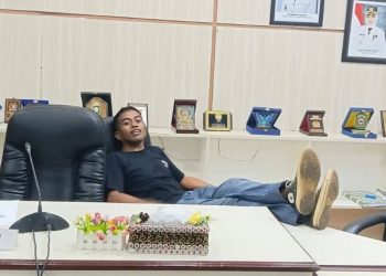 Viral Foto Pria Naikkan Kaki di Meja Pimpinan DPRD Lutim, Rusdi Layong Bicara Etika