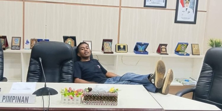 Viral Foto Pria Naikkan Kaki di Meja Pimpinan DPRD Lutim, Rusdi Layong Bicara Etika